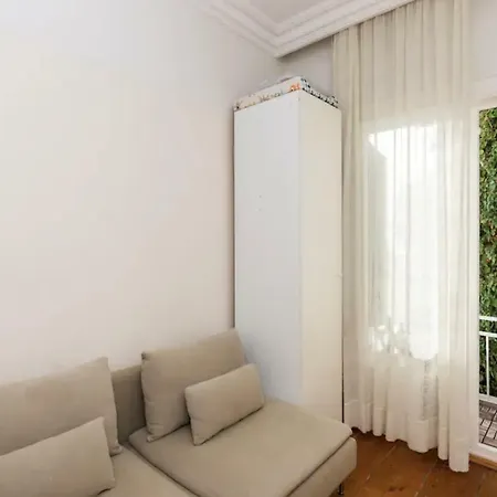 Designer Flat With Gorgeous Sea View In Central *